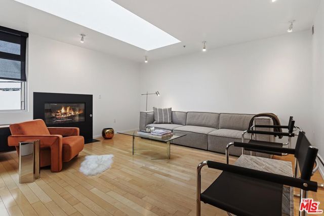 5806 Waring Avenue 14, Los Angeles, CA 90038