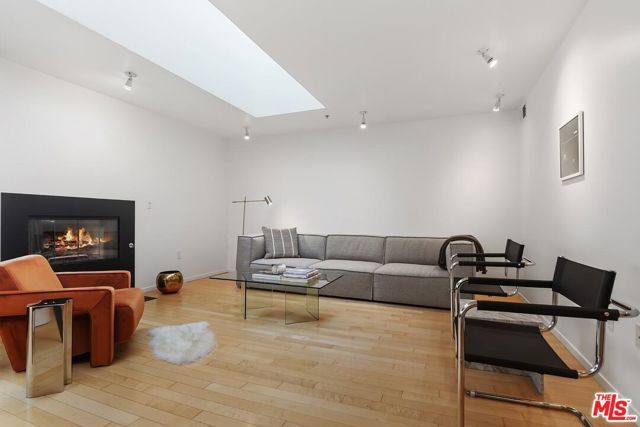 5806 Waring Avenue 14, Los Angeles, CA 90038