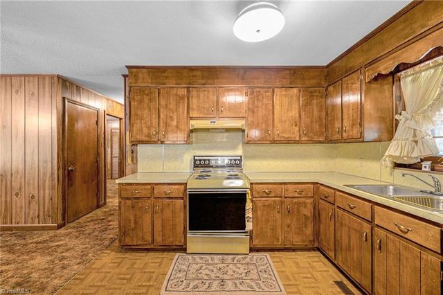 180 Mountain Valley Drive, Eden, NC 27288