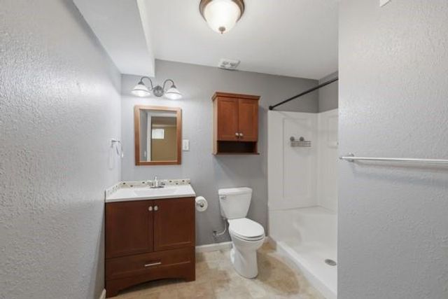 9623 E 32nd Street S, Independence, MO 64052