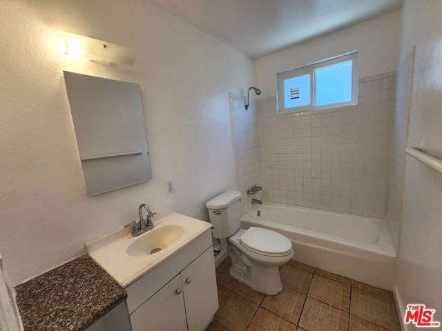 1499 W 35th Place 4, Los Angeles, CA 90018