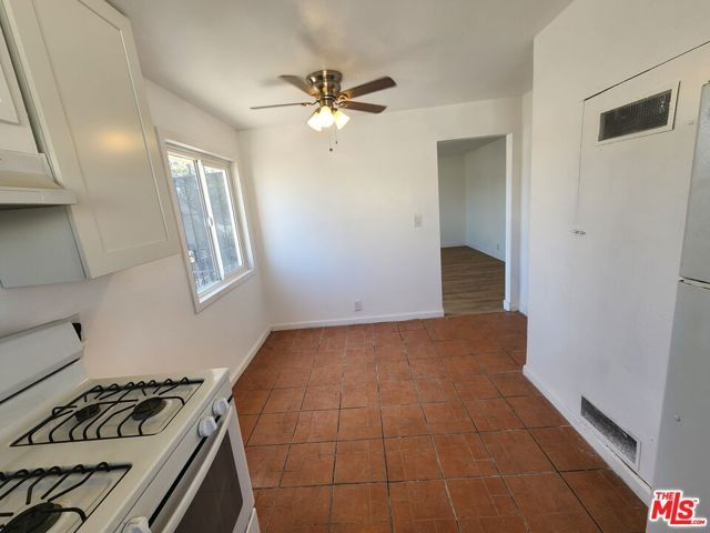 1499 W 35th Place 4, Los Angeles, CA 90018