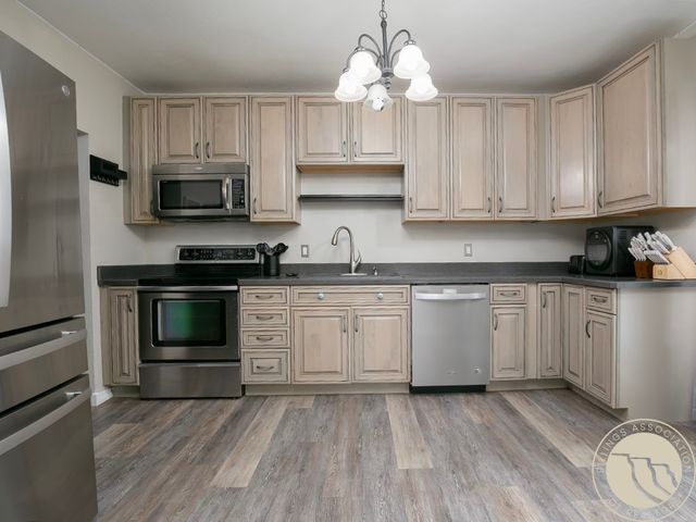 528 N Lakeview Dr, Billings, MT 59105