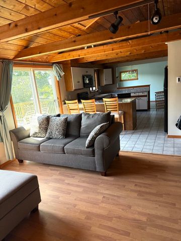 8 Julia Ann Dr, Holland, MA 01521