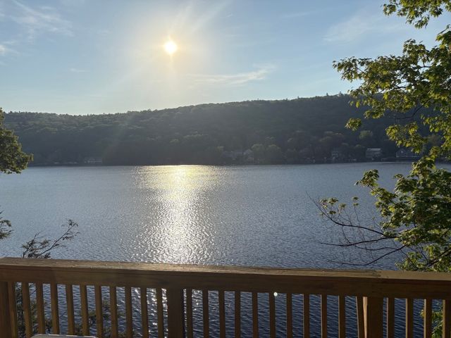 8 Julia Ann Dr, Holland, MA 01521