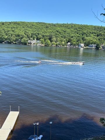 8 Julia Ann Dr, Holland, MA 01521