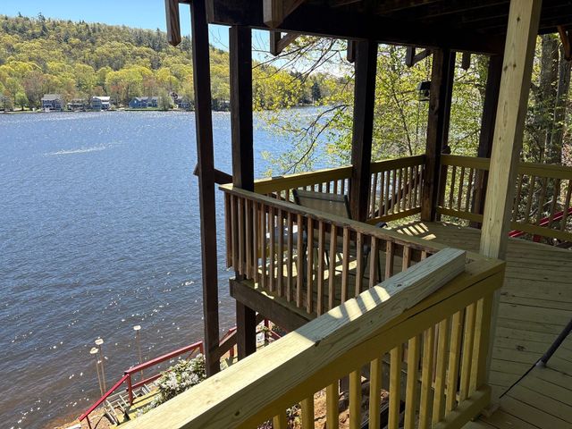 8 Julia Ann Dr, Holland, MA 01521