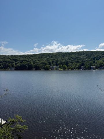 8 Julia Ann Dr, Holland, MA 01521
