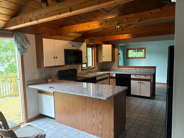 8 Julia Ann Dr, Holland, MA 01521