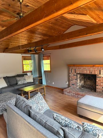 8 Julia Ann Dr, Holland, MA 01521