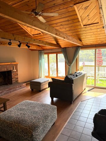 8 Julia Ann Dr, Holland, MA 01521