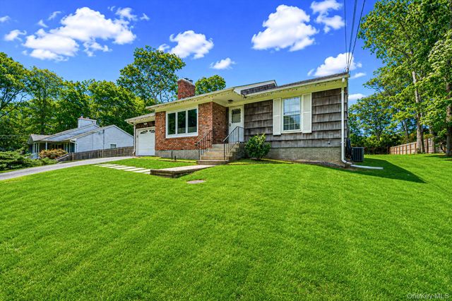 6 Rolling Woods Lane, Hampton Bays, NY 11946
