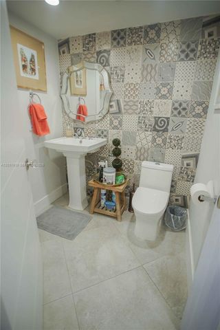 5880 Collins Ave 302, Miami Beach, FL 33140