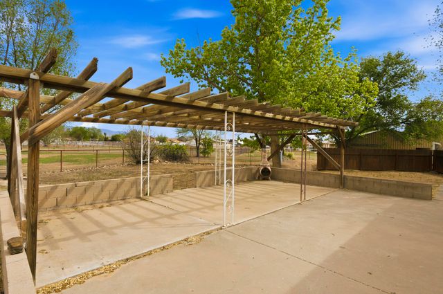9 Blackberry Lane, Los Lunas, NM 87031