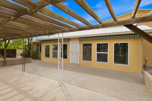 9 Blackberry Lane, Los Lunas, NM 87031