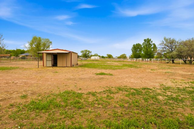 9 Blackberry Lane, Los Lunas, NM 87031