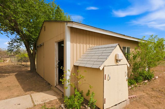 9 Blackberry Lane, Los Lunas, NM 87031