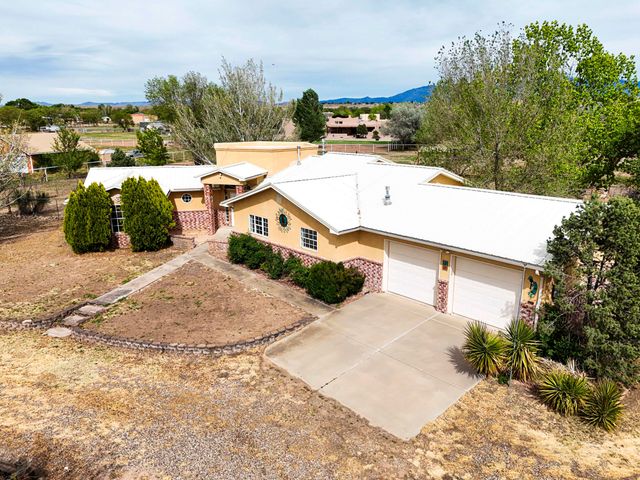 9 Blackberry Lane, Los Lunas, NM 87031
