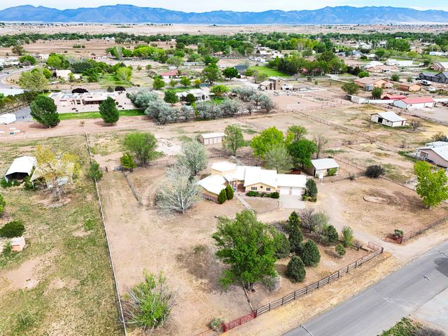 9 Blackberry Lane, Los Lunas, NM 87031