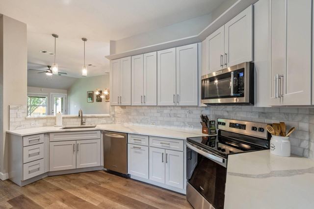 113 Hanstrom DR, Hutto, TX 78634