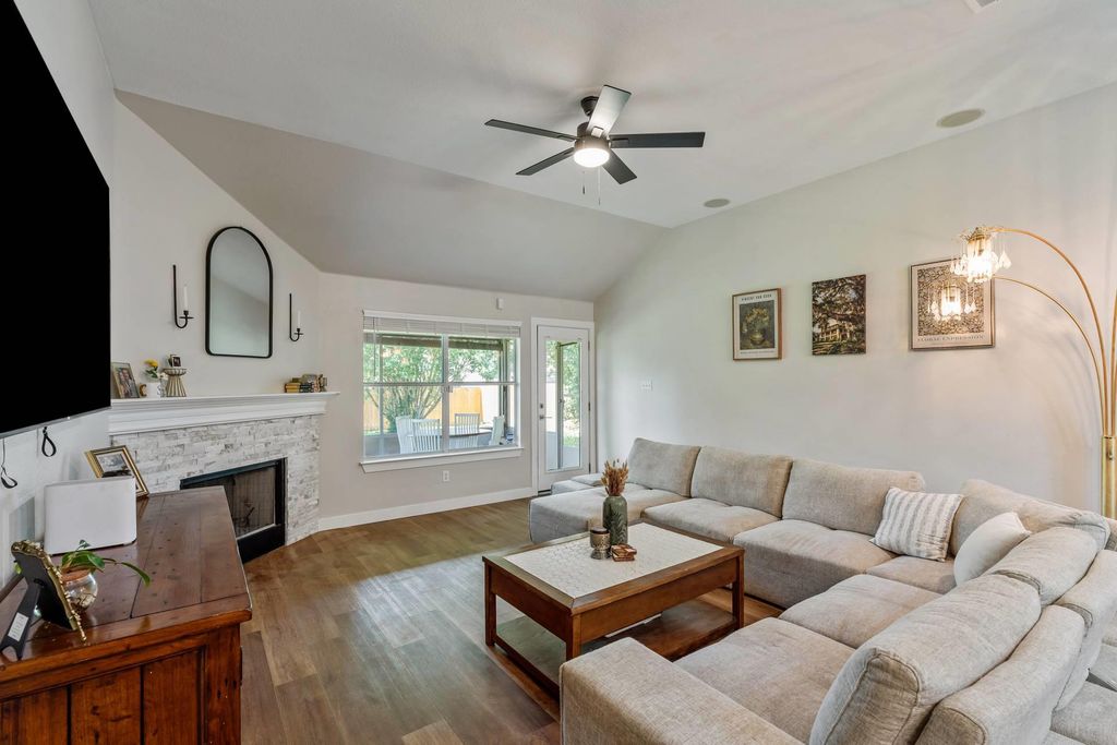 113 Hanstrom DR, Hutto, TX 78634