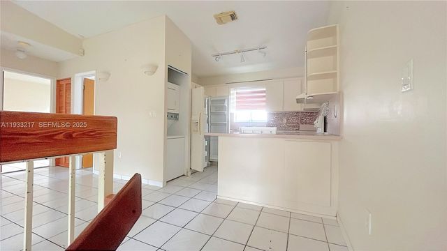 2220 W 74th St 201-16, Hialeah, FL 33016