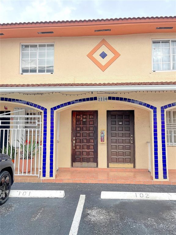 2220 W 74th St 201-16, Hialeah, FL 33016