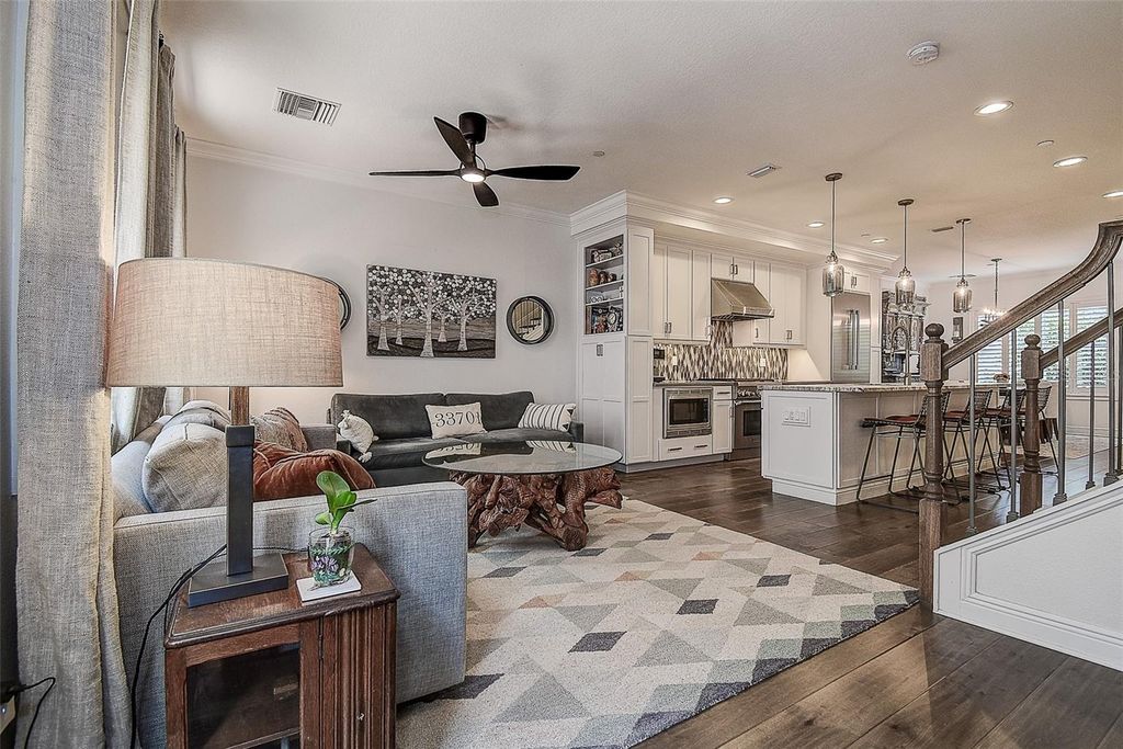 Image 13 of property listing at 411 REGENT LANE N, St Petersburg, FL 33701