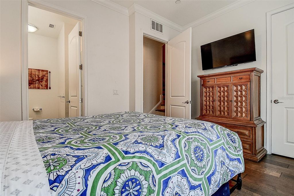 Image 31 of property listing at 411 REGENT LANE N, St Petersburg, FL 33701