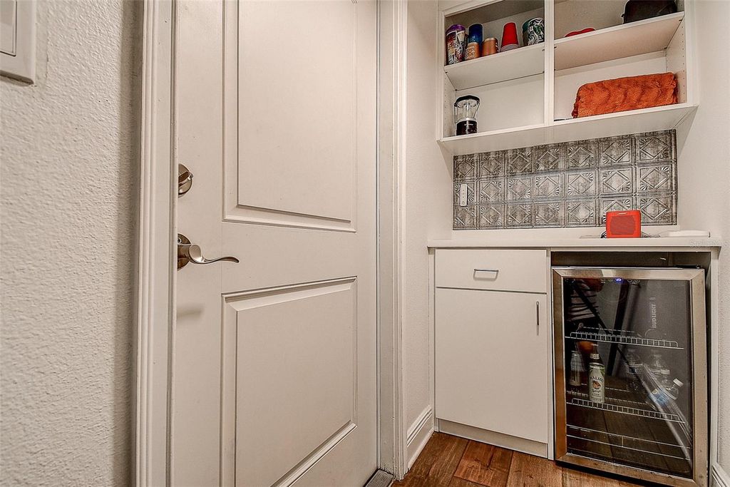 Image 33 of property listing at 411 REGENT LANE N, St Petersburg, FL 33701