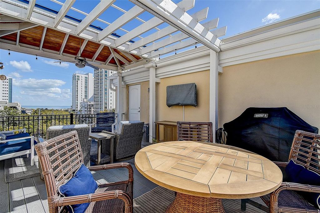 Image 35 of property listing at 411 REGENT LANE N, St Petersburg, FL 33701