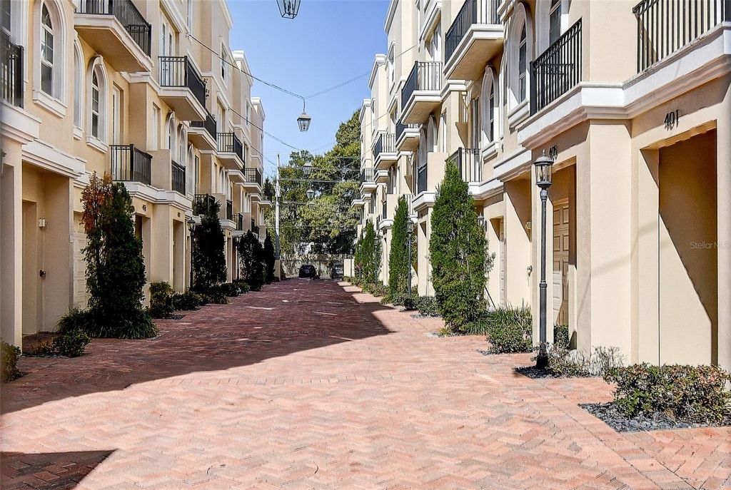 Image 38 of property listing at 411 REGENT LANE N, St Petersburg, FL 33701