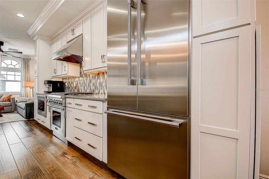 Image 7 of property listing at 411 REGENT LANE N, St Petersburg, FL 33701