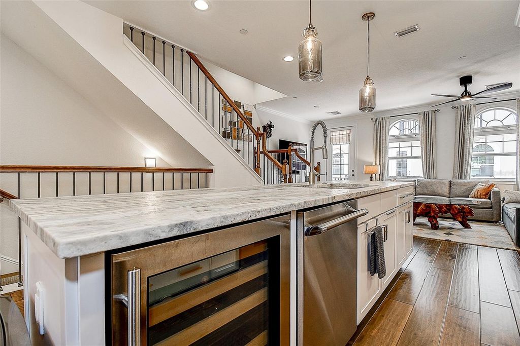 Image 9 of property listing at 411 REGENT LANE N, St Petersburg, FL 33701