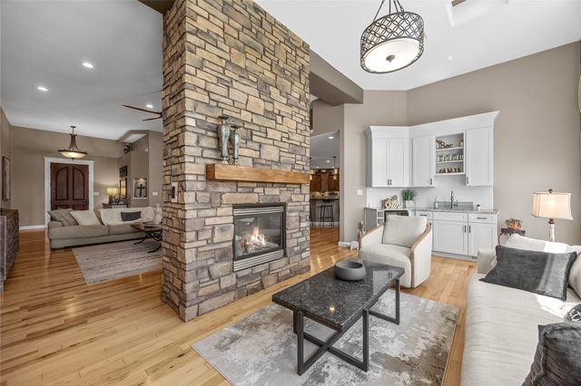 2097 Emmons Street, Hiawatha, IA 52233