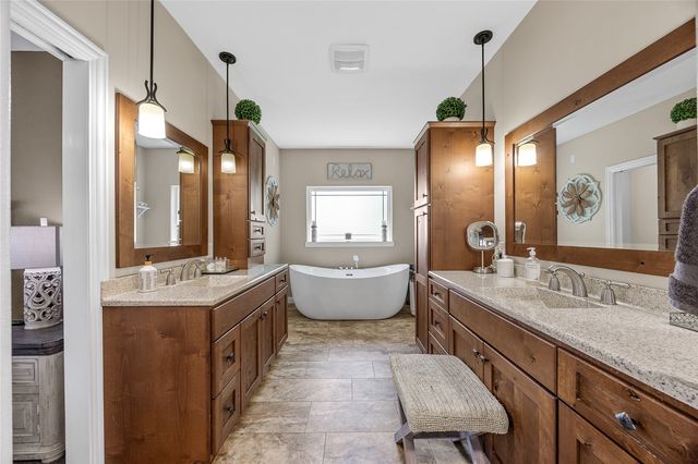 2097 Emmons Street, Hiawatha, IA 52233