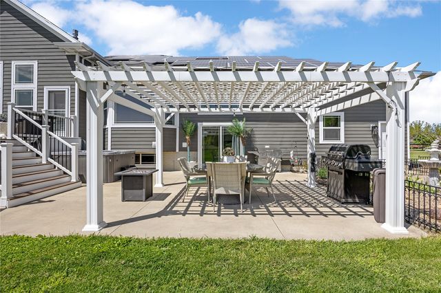 2097 Emmons Street, Hiawatha, IA 52233