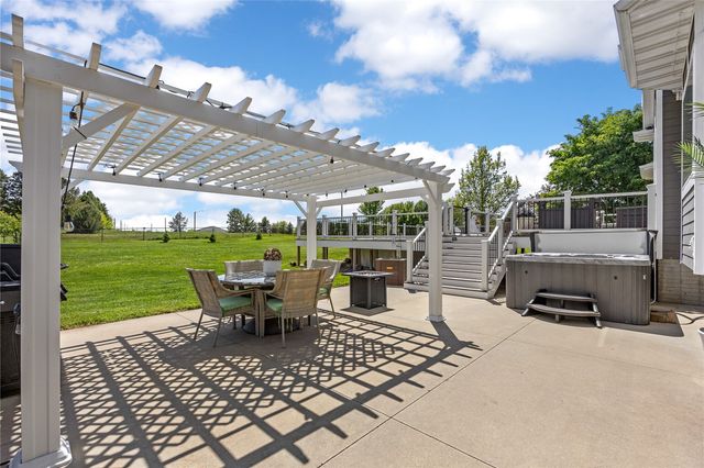 2097 Emmons Street, Hiawatha, IA 52233