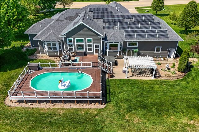 2097 Emmons Street, Hiawatha, IA 52233