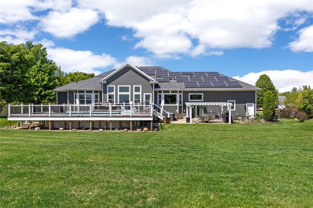 2097 Emmons Street, Hiawatha, IA 52233