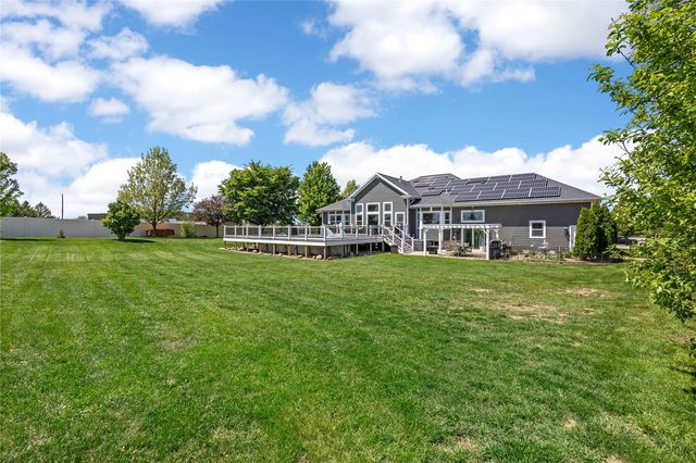 2097 Emmons Street, Hiawatha, IA 52233
