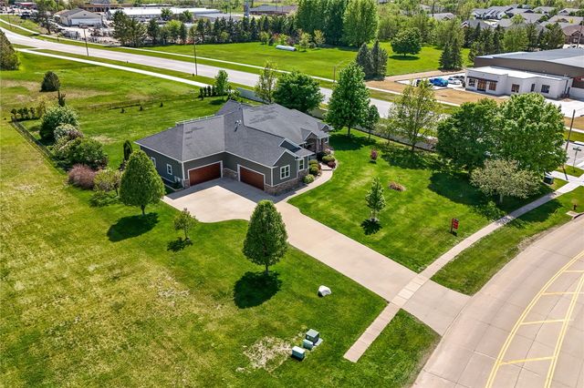 2097 Emmons Street, Hiawatha, IA 52233