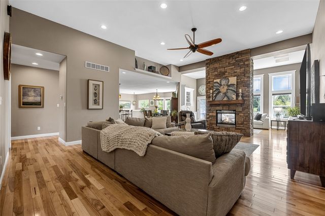 2097 Emmons Street, Hiawatha, IA 52233