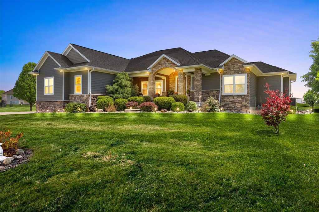 2097 Emmons Street, Hiawatha, IA 52233