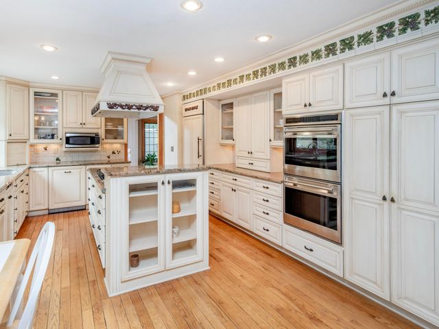 1009 Stratford Road, Mendota Heights, MN 55118