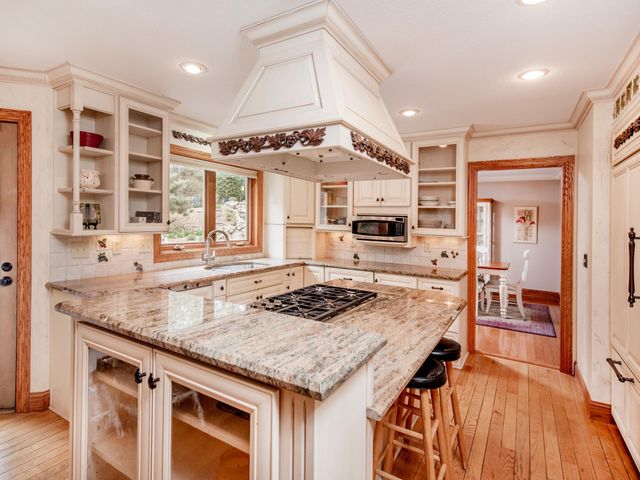 1009 Stratford Road, Mendota Heights, MN 55118