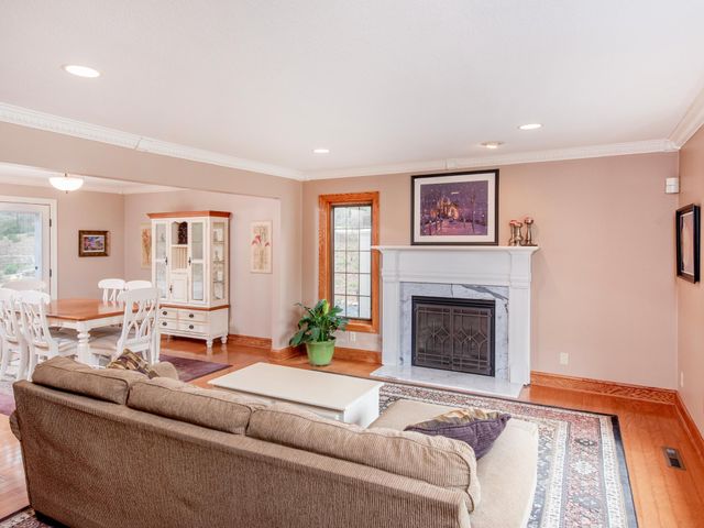 1009 Stratford Road, Mendota Heights, MN 55118