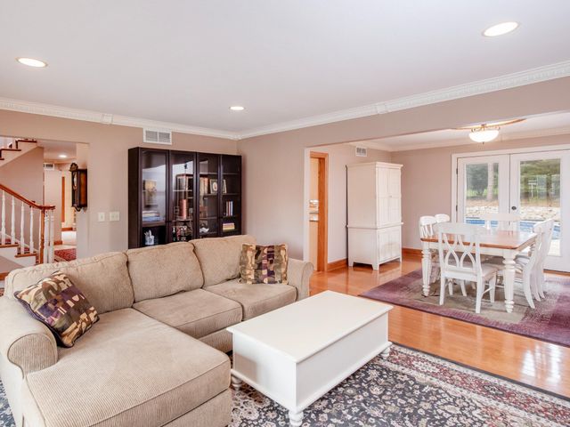 1009 Stratford Road, Mendota Heights, MN 55118
