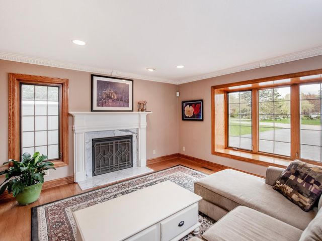 1009 Stratford Road, Mendota Heights, MN 55118