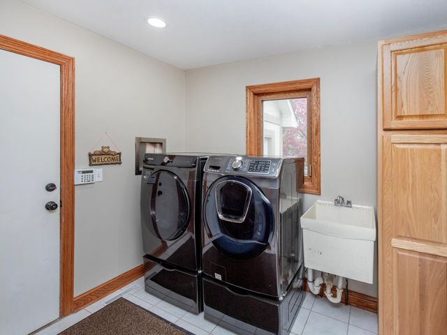 1009 Stratford Road, Mendota Heights, MN 55118